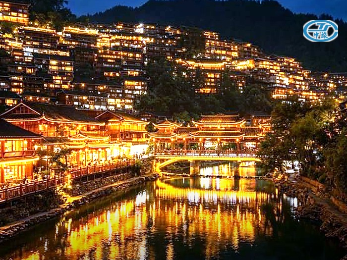 贵阳出发黄小西高端纯玩三日游,2+1头等舱保姆车,游5A黄果树、小七孔、西江苗寨,含4正餐赠旅拍
